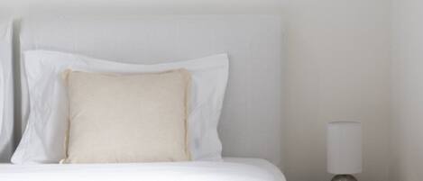 1 bedroom, desk, WiFi