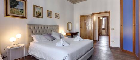3 bedrooms, desk, iron/ironing board, free WiFi