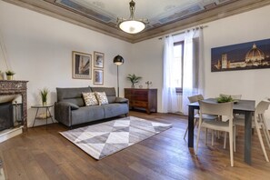 Smart TV, fireplace, stereo