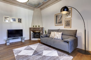 Smart TV, fireplace, stereo