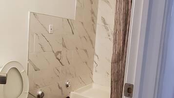 Een haardroger, handdoeken, toiletpapier