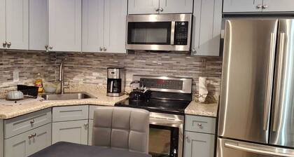 Charming 2-Bedroom Apartment w/ Private Bath & Sofa Bed: Near NYC & EWR