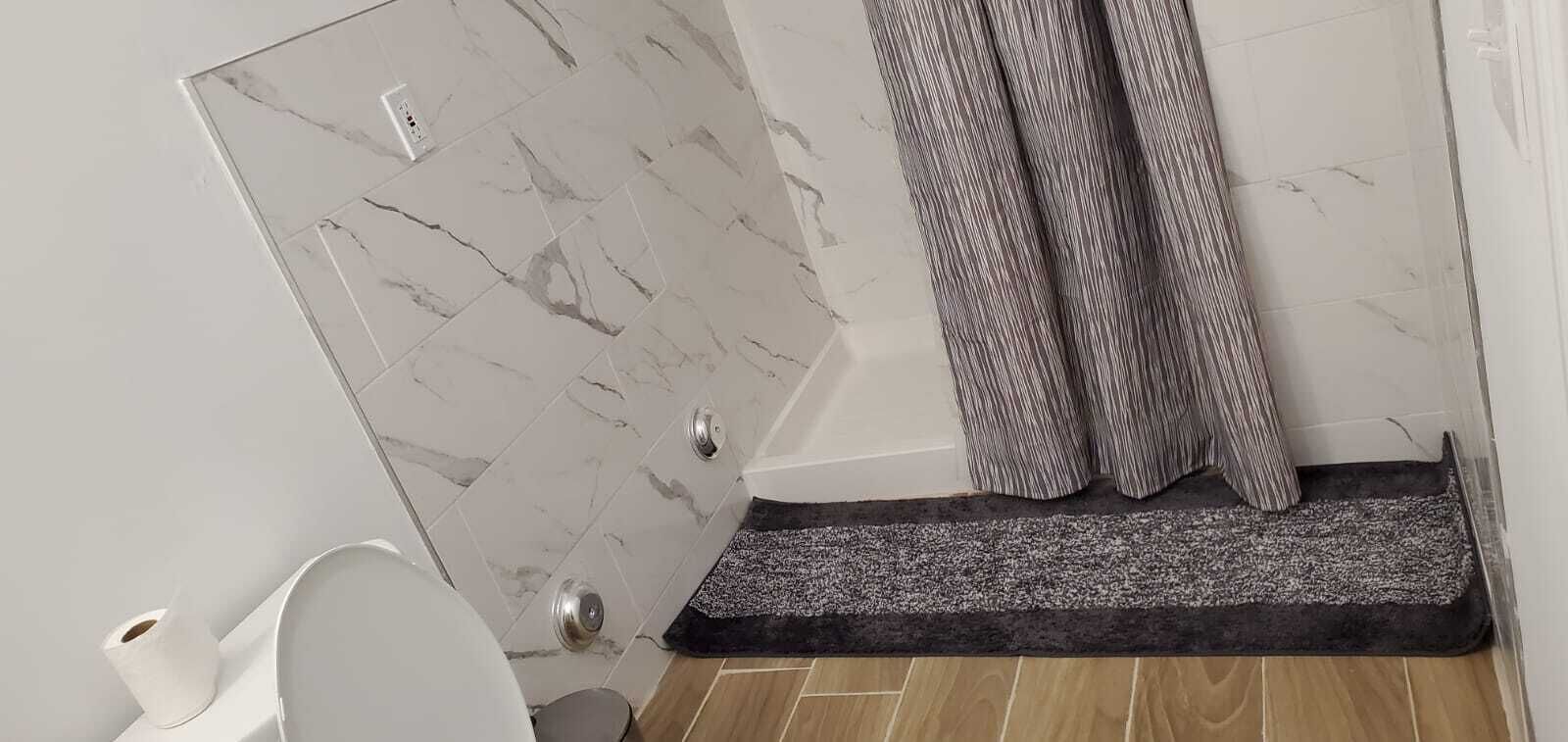 Een haardroger, handdoeken, toiletpapier