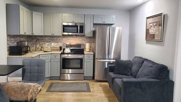 Een magnetron, een oven, een kookplaat, een koffiezetapparaat/waterkoker