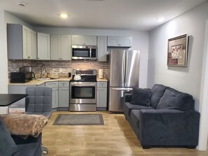 Mikrowelle, Ofen, Herdplatte, Wasserkocher mit Kaffee-/Teezubehör