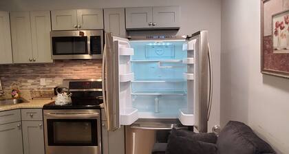 Charming 2-Bedroom Apartment w/ Private Bath & Sofa Bed: Near NYC & EWR