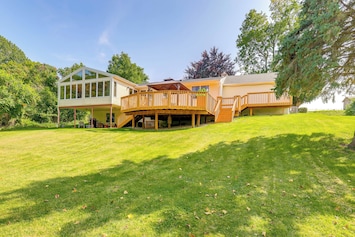 Rush Vacation Rental | 3BR | 3BA | 2 Steps to Enter | 1,850 Sq Ft