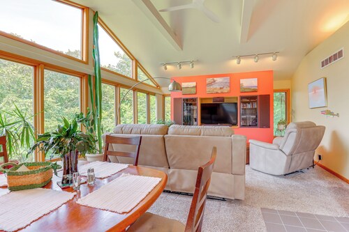 ‘1440 Getaway’ w/ Yard & Deck ~ 16 Mi to Rochester