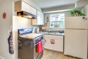 Frigorífico, microondas, placa de cocina y cafetera o tetera