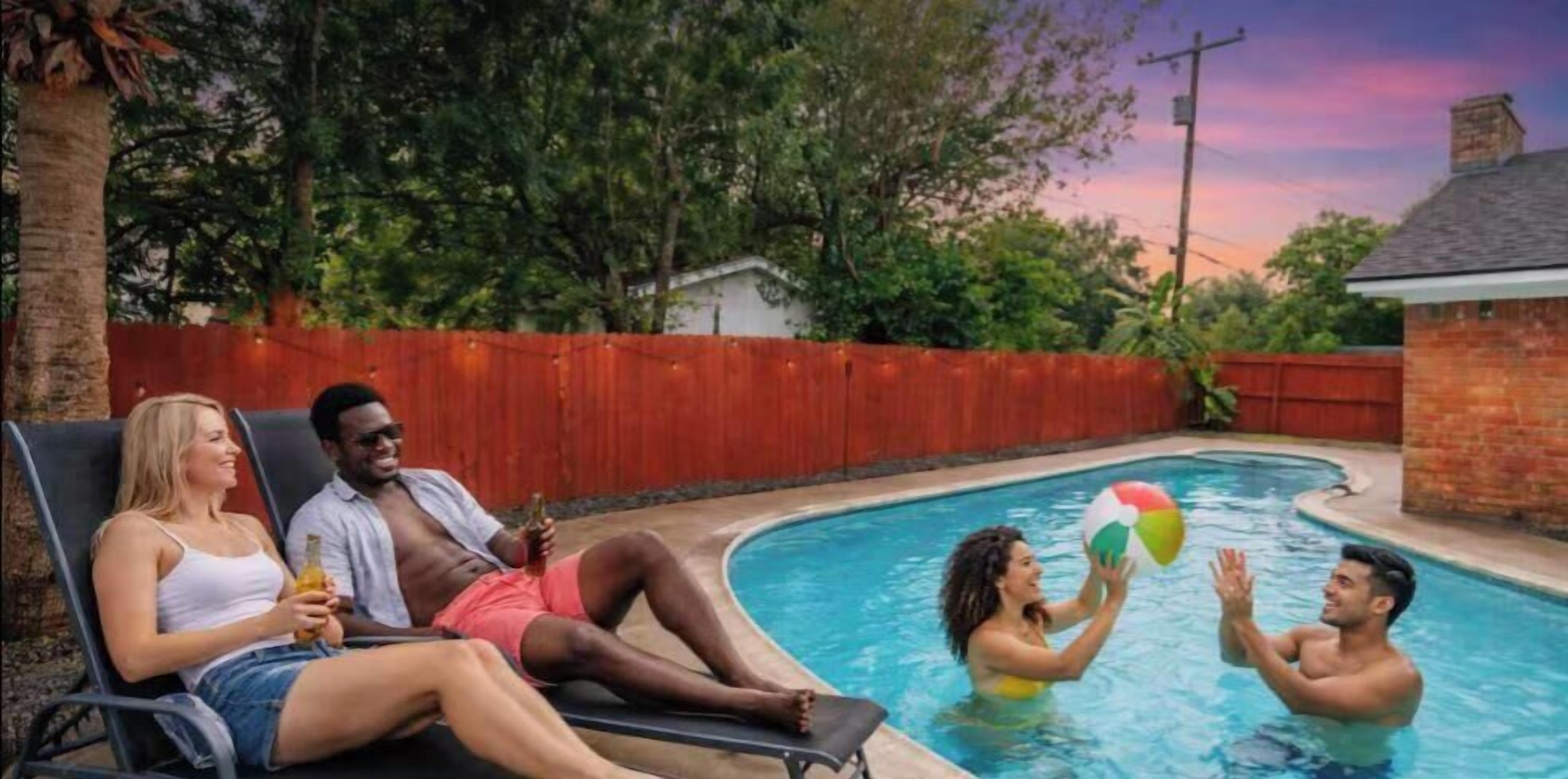 Ein Schwimmbad mit entspannten und spielenden Personen.