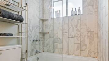 Een douche, een haardroger, handdoeken, shampoo