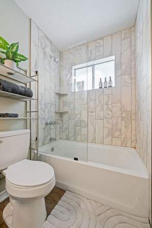 Shower, hair dryer, towels, shampoo - Amazing 4BR 2Bath Home with Pool & Game-Movie Room (Texas City)
