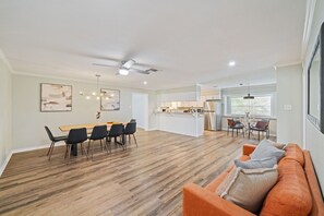 Téléviseur, foyer, bureau