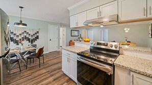 Coffee/tea maker, fridge, microwave, oven - Amazing 4BR 2Bath Home with Pool & Game-Movie Room (Texas City)