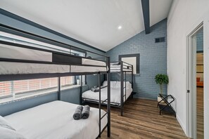 4 bedrooms, iron/ironing board, WiFi, bed sheets