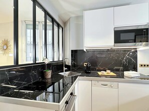 Coffee/tea maker, fridge, microwave, oven