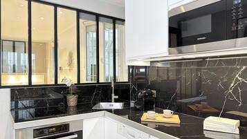 Cafeteira/chaleira, geladeira, micro-ondas, fogão