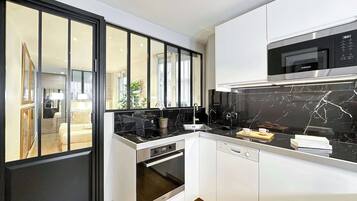 Coffee/tea maker, fridge, microwave, oven