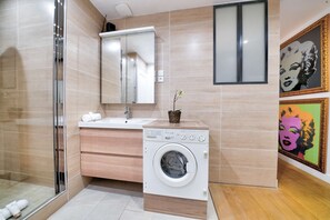 Shower, hair dryer, towels