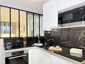 Een microgolfoven, een oven, een kookplaat, een vaatwasser