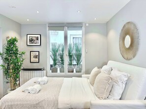 1 slaapkamer, een bureau, een strijkplank/strijkijzer, reisbedje