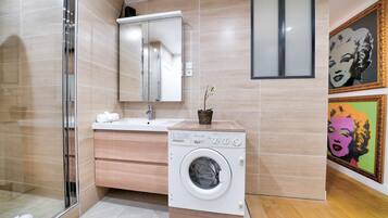 Shower, hair dryer, towels, shampoo