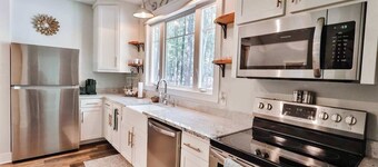 The Camellia Cottage - private family space!