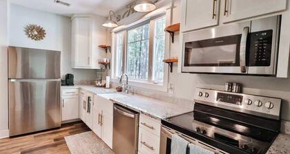 The Camellia Cottage - private family space!