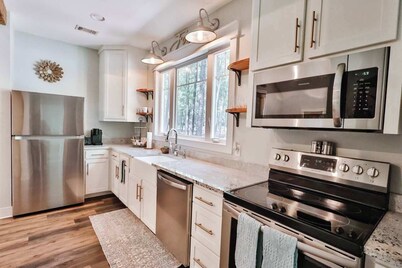 The Camellia Cottage - private family space!