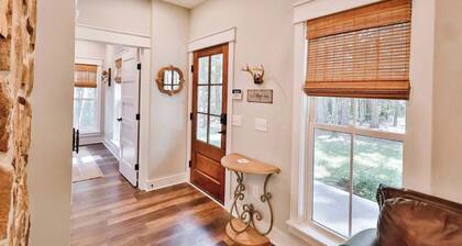 The Camellia Cottage - private family space!