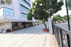 Free self-parking - Crestmont Ashapurna Jaipur  (Jaipur)