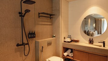 Un baño moderno con ducha, inodoro y tocador.