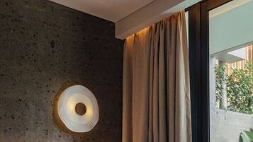 Minibar, két bảo mật tại phòng, bàn, màn/rèm cản sáng