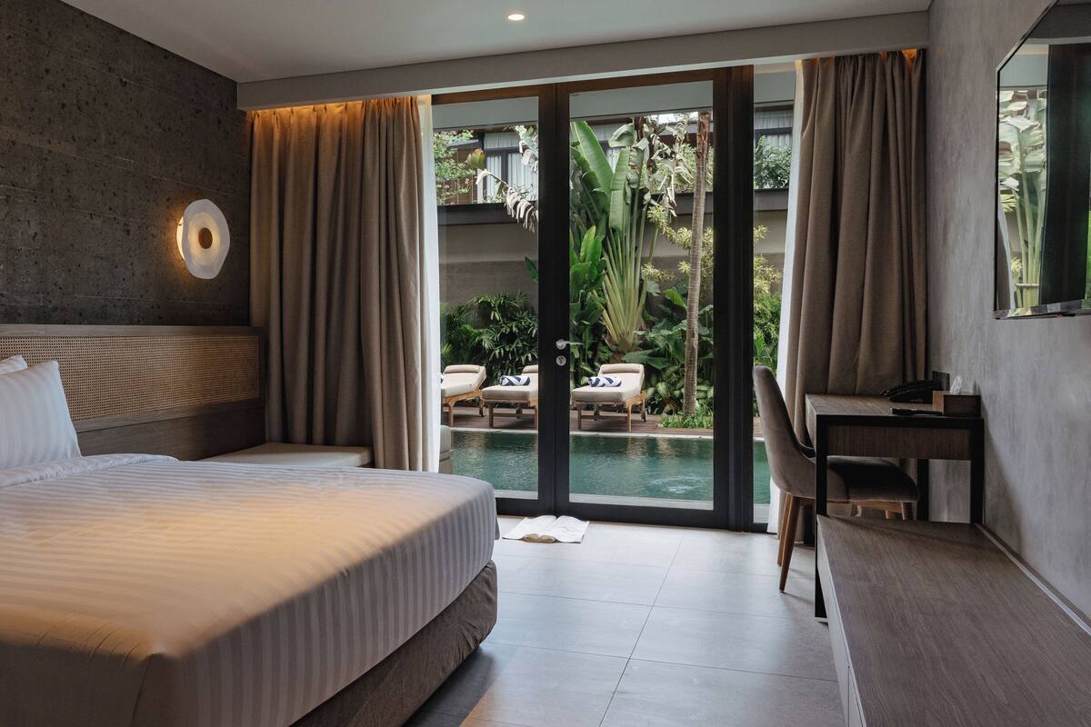 Deluxe Room Pool Access | Minibar, safe på rommet, skrivebord og blendingsgardiner