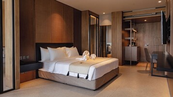 Una habitación de hotel moderna con una cama grande, un escritorio y un espejo.