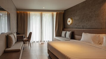 Executive Room | Minibar, in-room safe, desk, blackout drapes