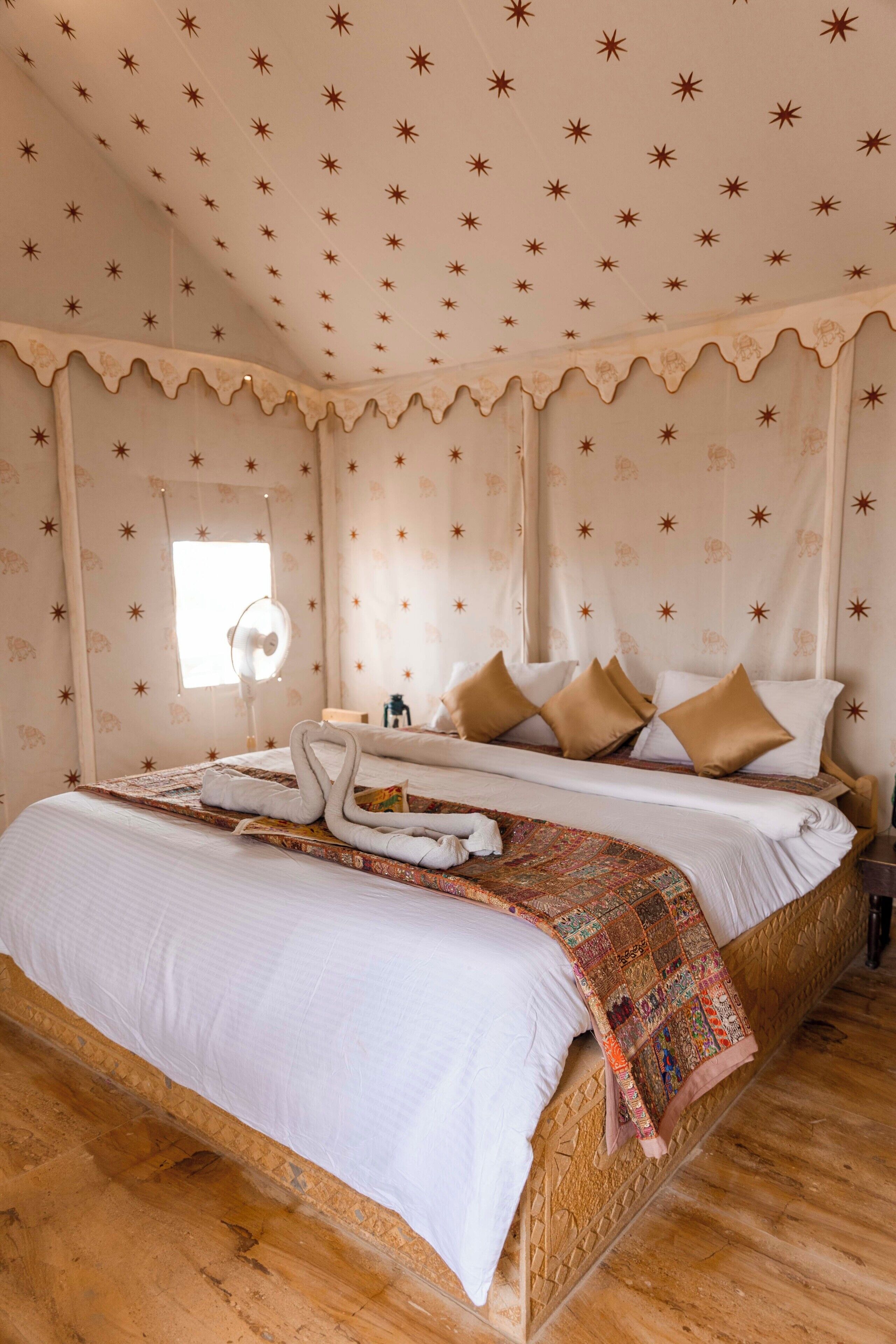 スタンダード テント デザート ビュー | 1 室のベッドルーム、高級寝具、デスク、WiFi (無料)