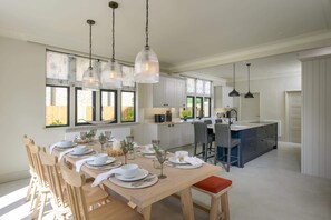 Dining - Luxurious Home in Cheltenham, Private Parking (Gloucestershire)