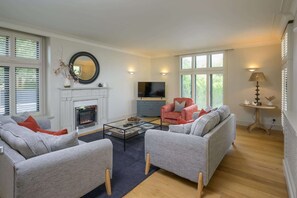 TV, fireplace, stereo, offices - Luxurious Home in Cheltenham, Private Parking (Gloucestershire)