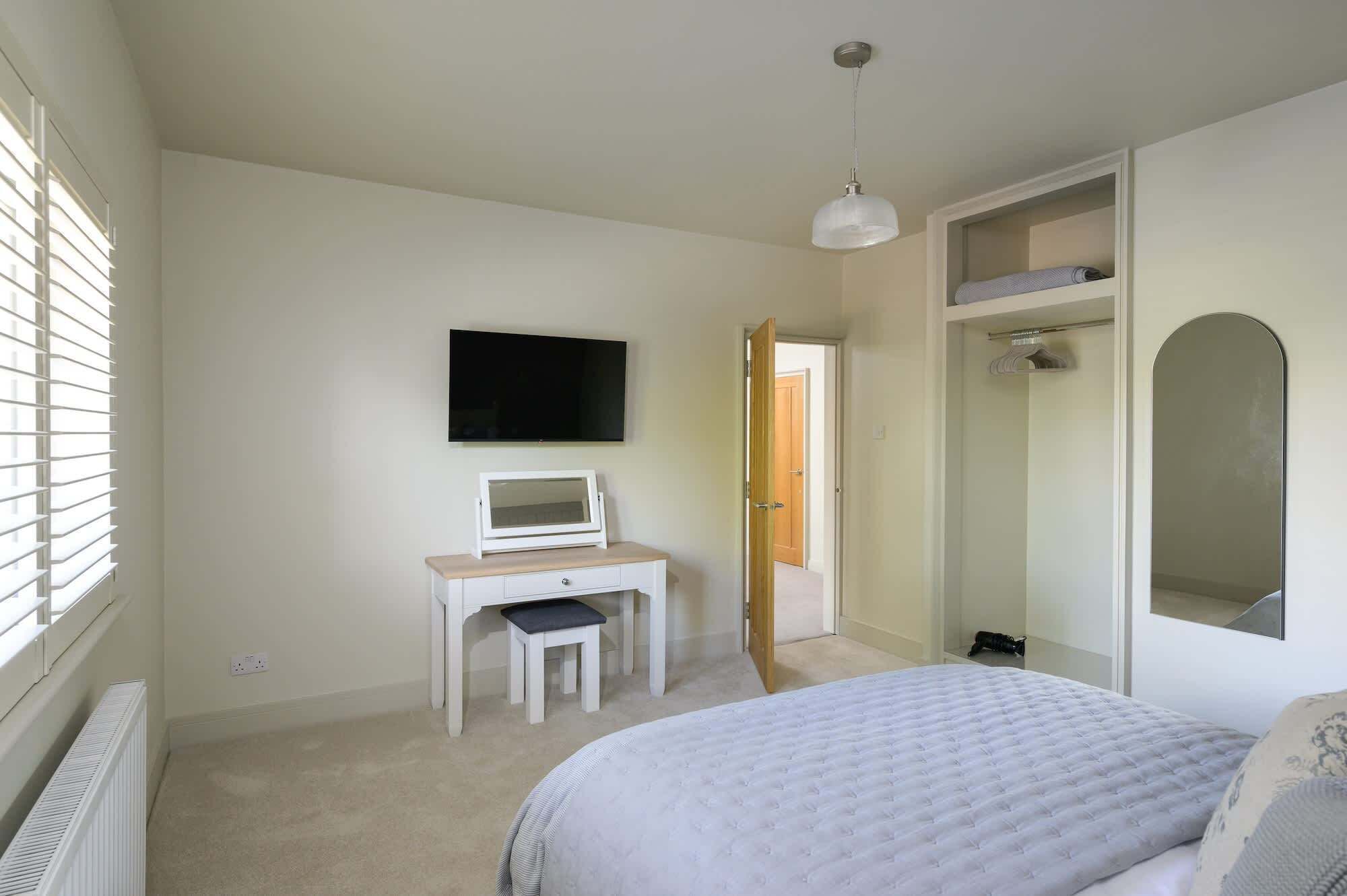 4 bedrooms, desk, iron/ironing board, WiFi