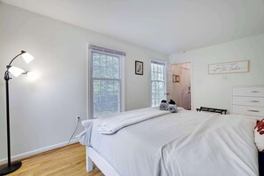 4 bedrooms, iron/ironing board, travel crib, WiFi - Lakefront Escape with Hot Tub, Sauna & Game Room (Pocono Summit)