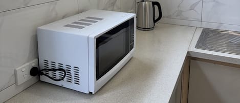 Refrigerador, horno, tetera eléctrica y utensilios de cocina