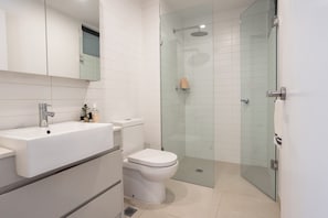 Een douche, een haardroger, handdoeken, zeep