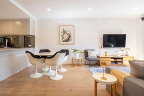 Smart TV - Stylish Ground-floor stay near Austin Hospital - Walk to Cafes & Yarra Trails (Heidelberg)