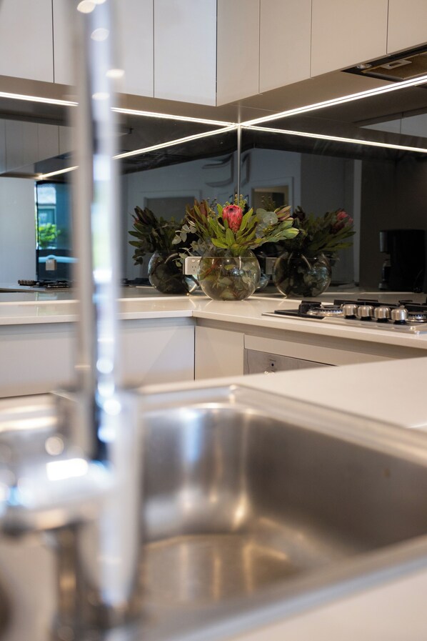 Fridge, microwave, oven, stovetop - Stylish Ground-floor stay near Austin Hospital - Walk to Cafes & Yarra Trails (Heidelberg)