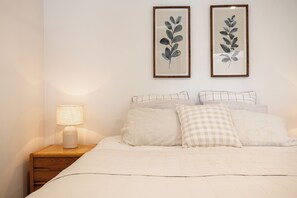 2 bedrooms, iron/ironing board, WiFi, bed sheets - Stylish Ground-floor stay near Austin Hospital - Walk to Cafes & Yarra Trails (Heidelberg)