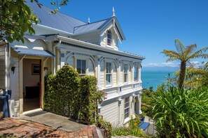 Exterior - 'Middle Earth - Te Whare Rangi' - Private Room in Nelson Waterfront (Nelson)