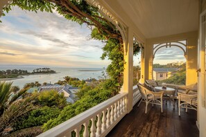 Property grounds - 'Middle Earth - Te Whare Rangi' - Private Room in Nelson Waterfront (Nelson)
