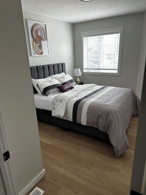 4 bedrooms, iron/ironing board, WiFi, bed sheets - Luxury Home in Aspen (Calgary)