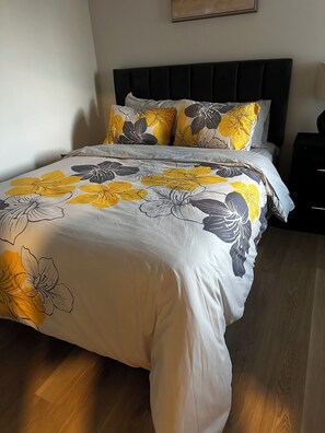 4 bedrooms, iron/ironing board, WiFi, bed sheets - Luxury Home in Aspen (Calgary)